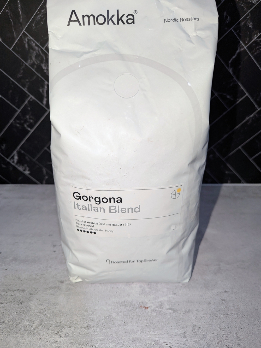 Amokka Gorgona Italian Blend Dark Roast Whole Bean, Chocolate, Nutty. 2.2 Lbs